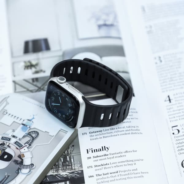 INF Magnetisk silikonearmbånd til Apple Watch - Sort/Orange (38/40/41mm)