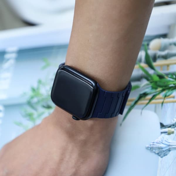 INF Magnetisk løkkerem til Apple Watch 38/40/41 mm Mørkeblå