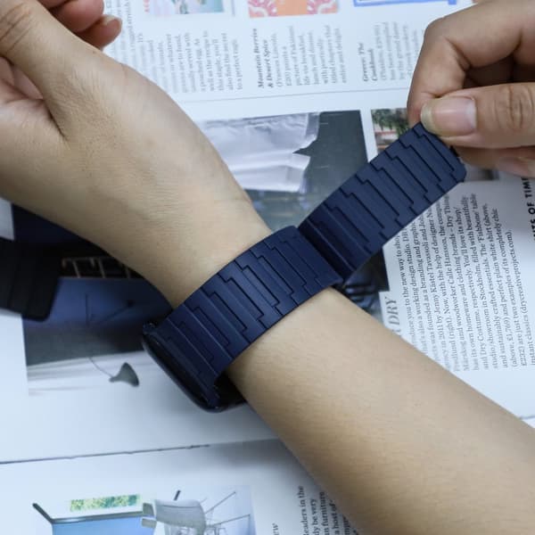 INF Magnetisk løkkerem til Apple Watch 38/40/41 mm Mørkeblå