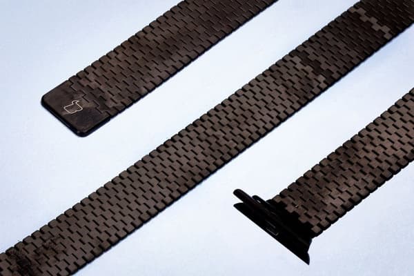 Bizon Strap Titanium -ranneke Apple Watchille 44/45/46/49 mm, musta