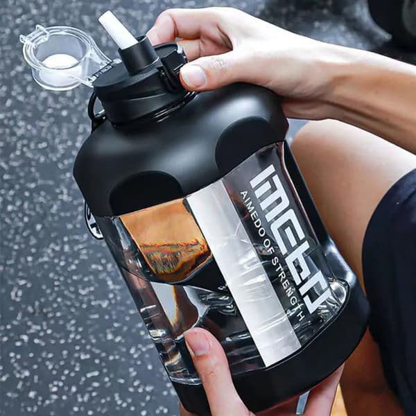 Sportig Vattenflaska 1.8L med Sugrör - Din Perfekta Partner för Fitness och Friluftsliv!