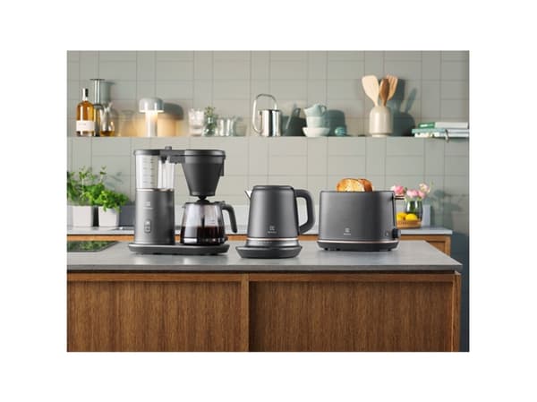 Electrolux E7K16BP, 1,7 l, 2400 W, Svart, Koppar, Justerbar termostat, Vattennivå indikator, Sladdlös