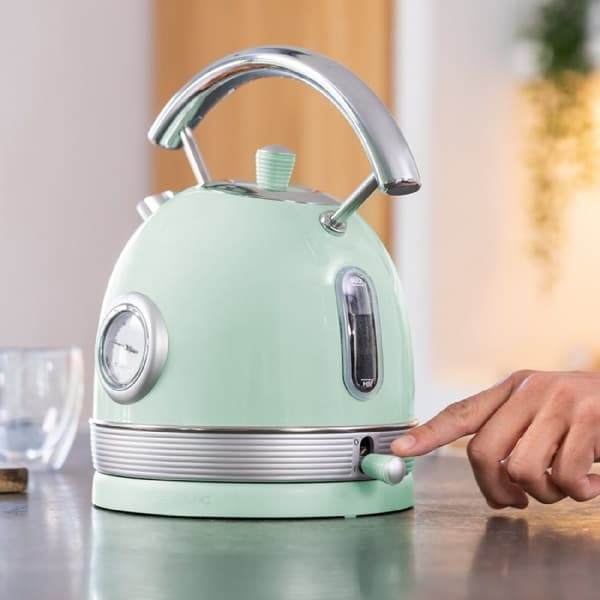 Cecotec Vintage-style kettle, 2,200w power and 1.8-litre capacity.