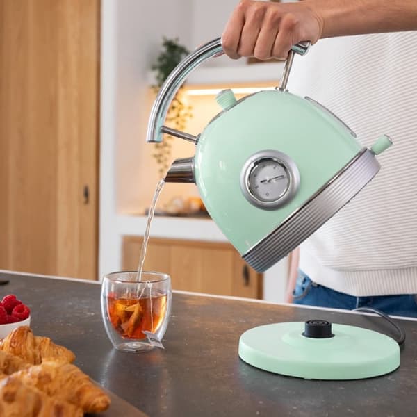 Cecotec Vintage-style kettle, 2,200w power and 1.8-litre capacity.