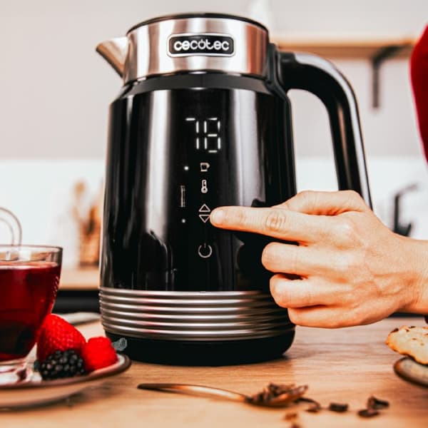 Cecotec 1.7-litre electric kettle, BPA-free and 2200 W.