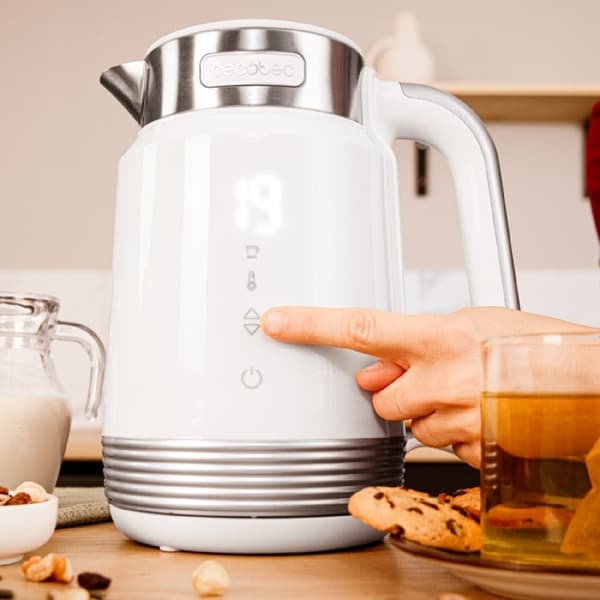 Cecotec 1.7-litre electric kettle, BPA-free and 2200 W.