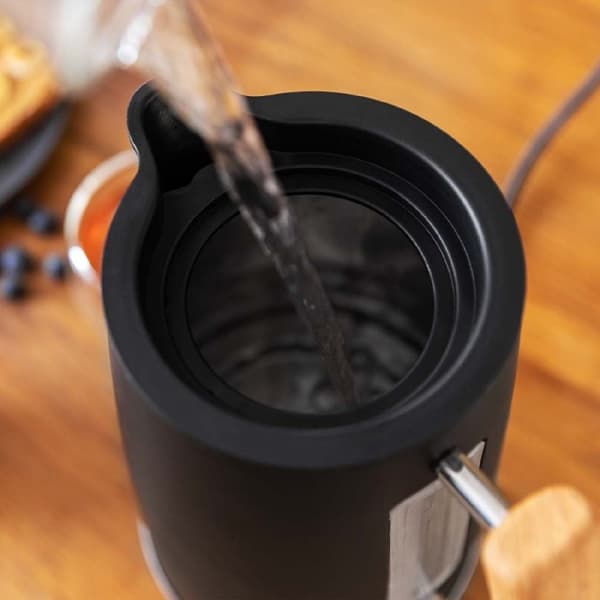 Cecotec 1.7-litre capacity electrical kettle for tea.