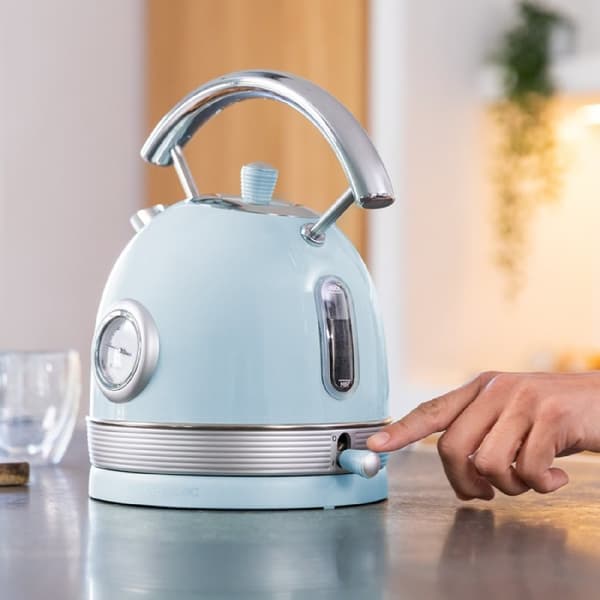 Cecotec Vintage-style kettle, 2,200w power and 1.8-litre capacity.