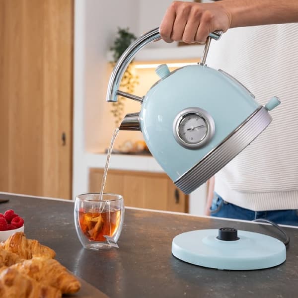 Cecotec Vintage-style kettle, 2,200w power and 1.8-litre capacity.