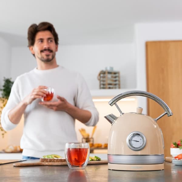 Cecotec Vintage-style kettle, 2,200w power and 1.8-litre capacity.