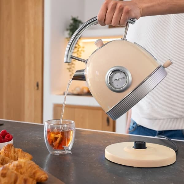 Cecotec Vintage-style kettle, 2,200w power and 1.8-litre capacity.