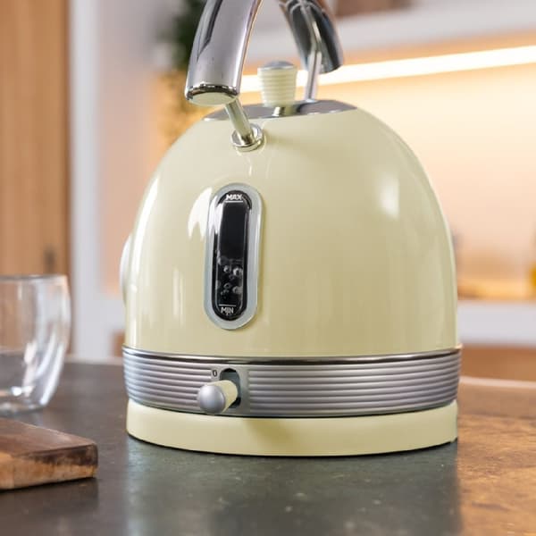 Cecotec Vintage-style kettle, 2,200w power and 1.8-litre capacity.