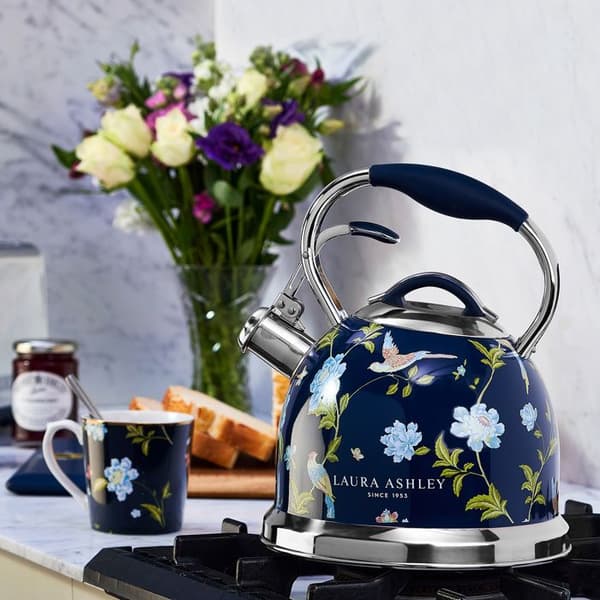 Visslingekanna i rostfritt stål - Laura Ashley - Marine Elveden - Kapacitet 3L, handtag som snabbt svalnar