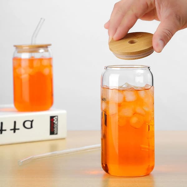 Glas med trælåg og sugerør