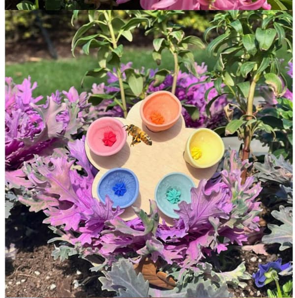 INF Resin Flower Bee drikkefontene (sett med 2)