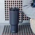 Miniatyrbild 3 av 3: Isolerad rostfri kopp 1200 ml med sugrör (grafit) Quokka Stream