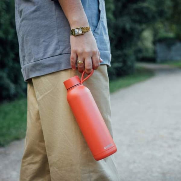 Isolerad flaska i rostfritt stål 630 ml med rem (Orange) Quokka Solid med rem