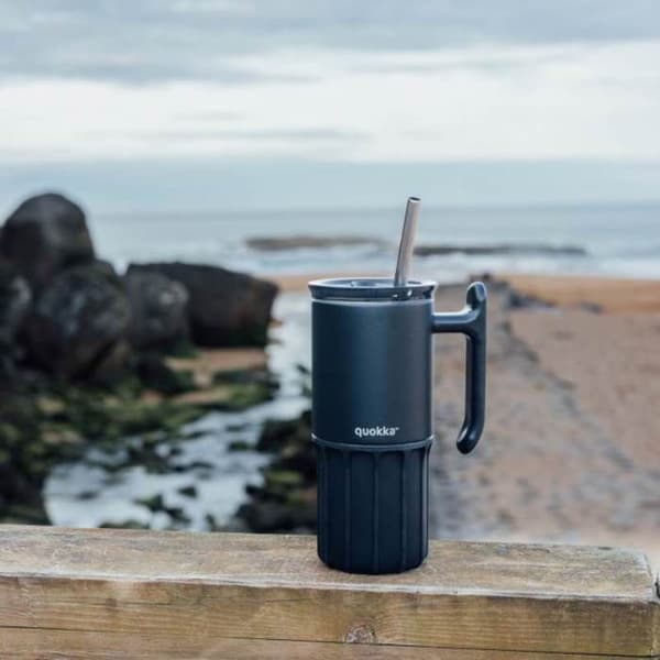 Isolerad mugg i rostfritt stål 720 ml med sugrör och bas i silikon (svart) Quokka Umi