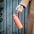 Miniatyrbild 4 av 5: Isolerad flaska i rostfritt stål 510 ml med rem (Orange) Quokka Solid med rem