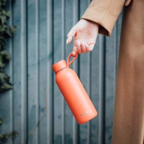 Isolerad flaska i rostfritt stål 510 ml med rem (Orange) Quokka Solid med rem