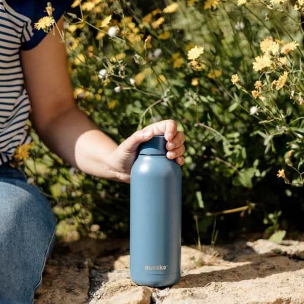 Isolerad flaska i rostfritt stål 510 ml (blå sten) Quokka Solid