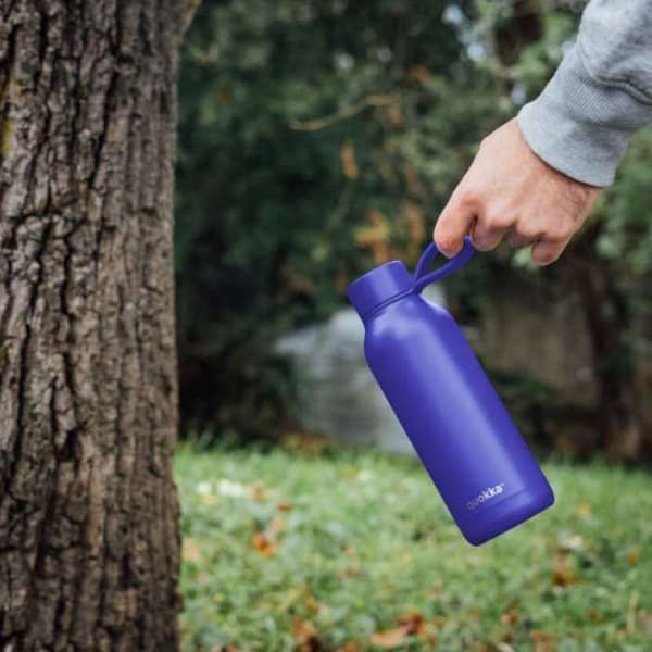 Isolerad flaska i rostfritt stål 510 ml med rem (skymningsblå) Quokka Solid med rem