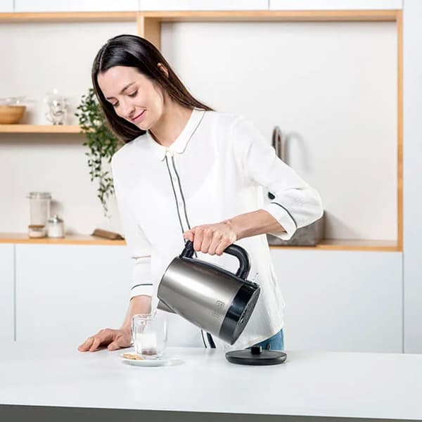 Black+Decker vedenkeitin 1.2L 2200 W - harjattua terästä