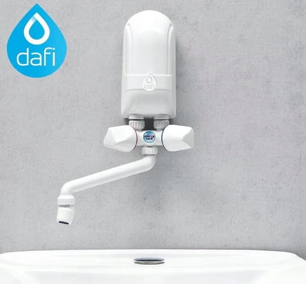 Dafi genomströmningsvärmare med vit kran 5,5 kW ovanför diskbänken