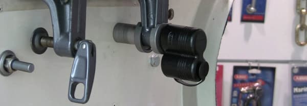 Motorlås för utombordare ABUS 808 Reef, klass 3, för fastbultade motorer &amp; tvingskruvade + Bult M12 x 1.25 x 130 mm