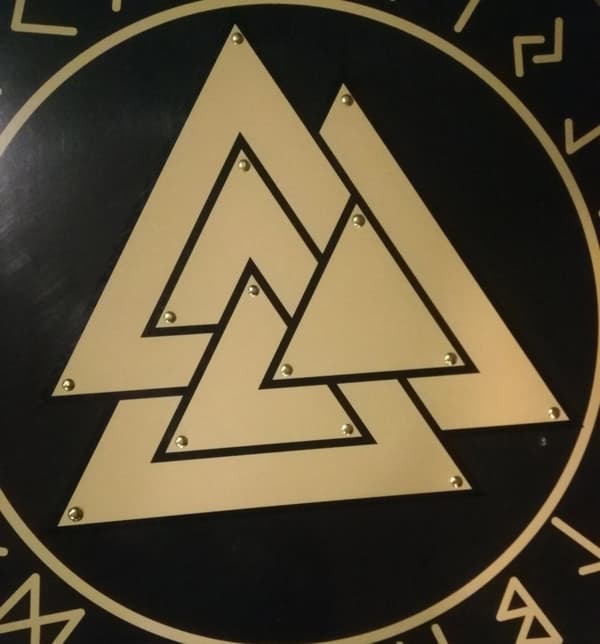 Trä Viking Valknut Knut of the Slain handgjorda sköld SWE21