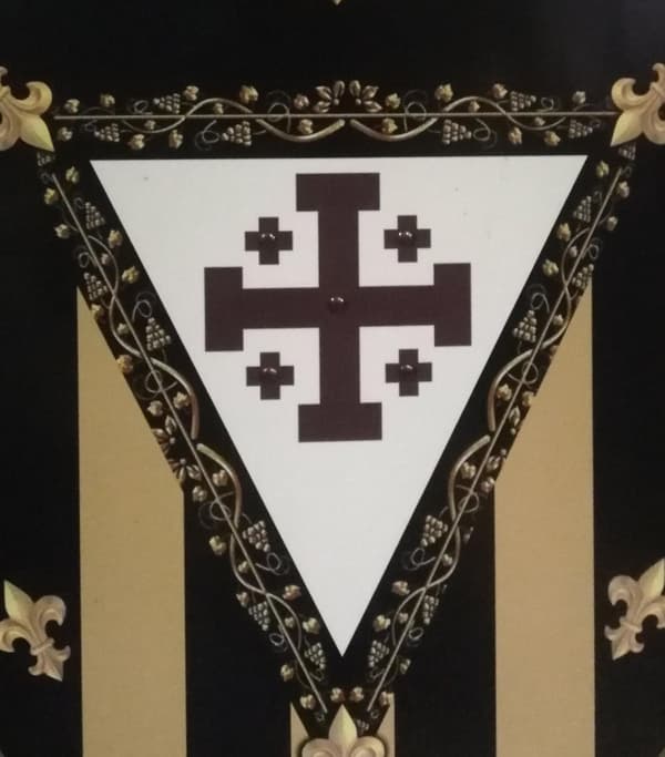 Tre medieval Fleur De Lis Vector Curved Shield SWE86