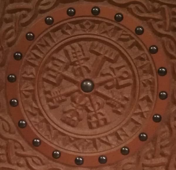 Puinen kaiverrettu Rune Helm of Awe Viking pronssikilpi SWE97