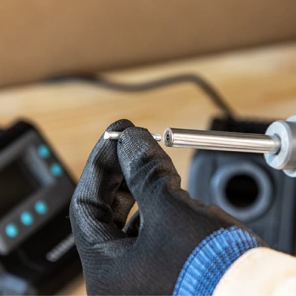 Cecotec 230 V and 50 Hz soldering iron, 60 W power, work temperature between 200-400 ºC and 300 ºC heating time: 4 min.