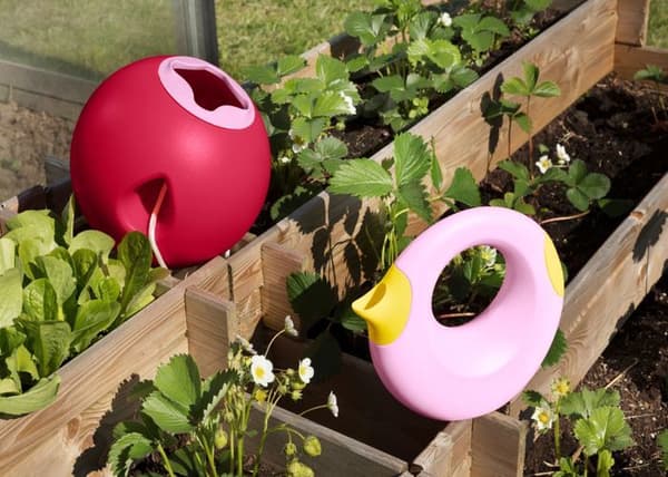 Cana vattenkanna Candy pink Quut - Liten ergonomisk vattenkanna för barn - 0,5 L - QUUT märke