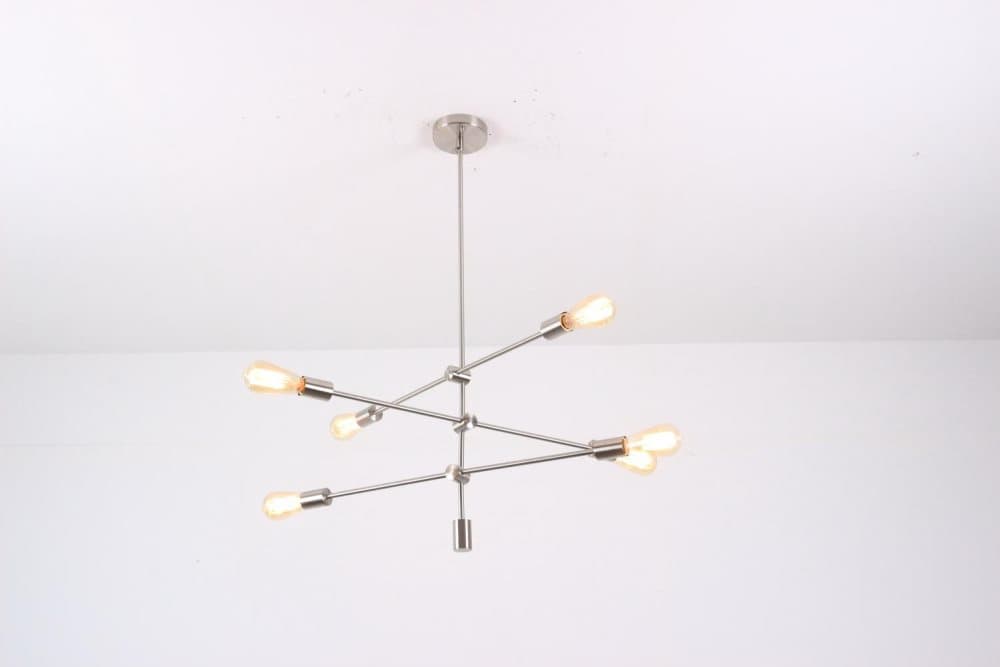 Stor taklampa i modern design, i krom