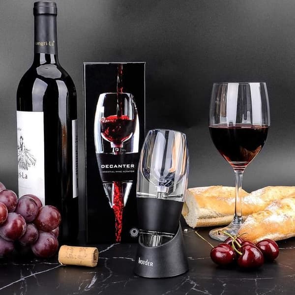 Vinluftare och karaff, svart, med stativ, för rött vin