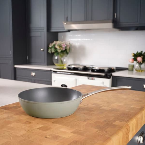 Wok non-stick 30 cm i smidd aluminium Laura Ashley - Salvia blad - Induktionskompatibel från Pendeford