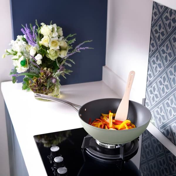 Wok non-stick 30 cm i smidd aluminium Laura Ashley - Salvia blad - Induktionskompatibel från Pendeford