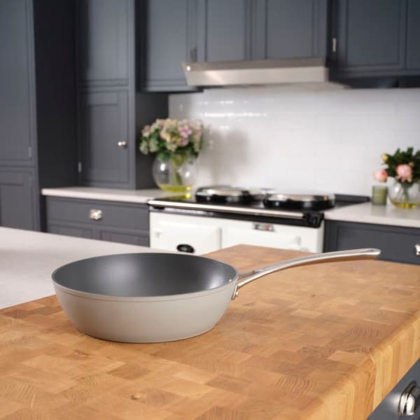 Wok med non-stick beläggning 30 cm i smidd aluminium Laura Ashley - Mörk turturduva - Induktionskompatibel av Pendeford