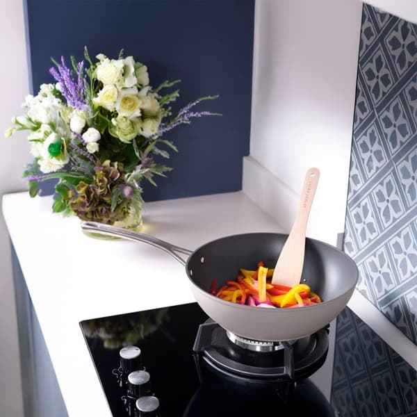 Wok med non-stick beläggning 30 cm i smidd aluminium Laura Ashley - Mörk turturduva - Induktionskompatibel av Pendeford