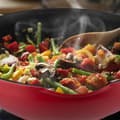 Miniatyrbild 3 av 6: Relaxdays Wokpanna med glaslock, 30 cm, non-stick wok, gasugn, elektrisk, handtag, 4 liter, röd/svart.