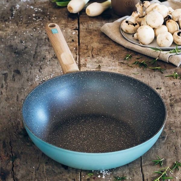Wok BH - A122231 - Nordik Wok 28 cm i smidd aluminium med non-stick för all typ av matlagning inklusive induktion