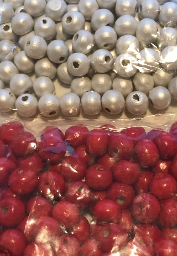 2 sorter träpärlor röda och vita 90 st
