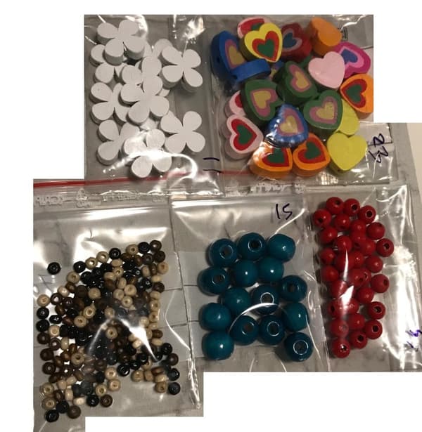 mix träpärlor i glada färger många sorter