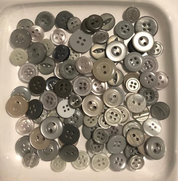 gråa mix knappar 100 styck till pyssel