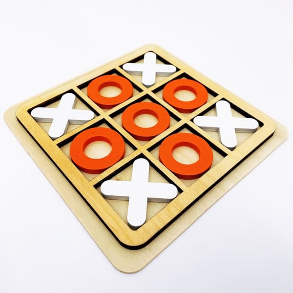 Tic Tac Toe-brädspel i massivt trä - perfekt för familjekul och trädgårdsunderhållning