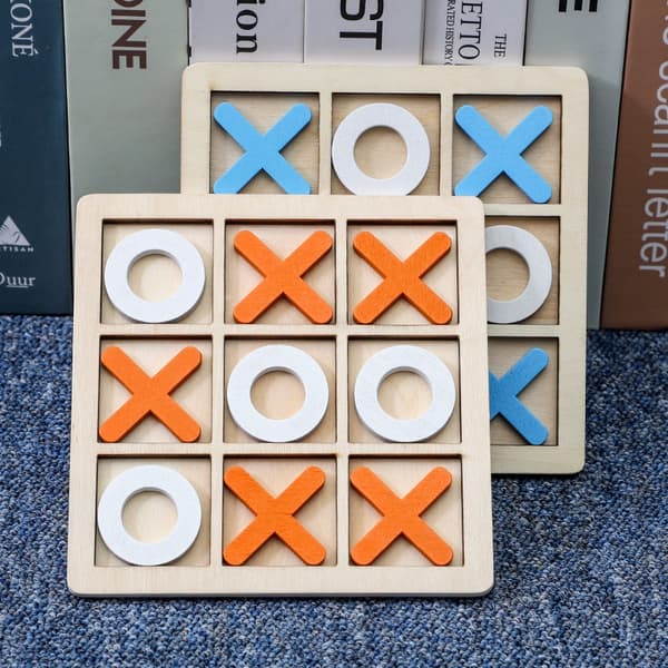 Tic Tac Toe-brädspel i massivt trä - perfekt för familjekul och trädgårdsunderhållning