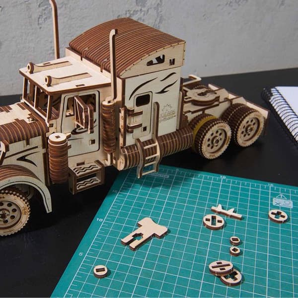Träbil att bygga UGEARS VM-03 - Miniatyrmodell - Ekologisk - Brun - 541 stycken