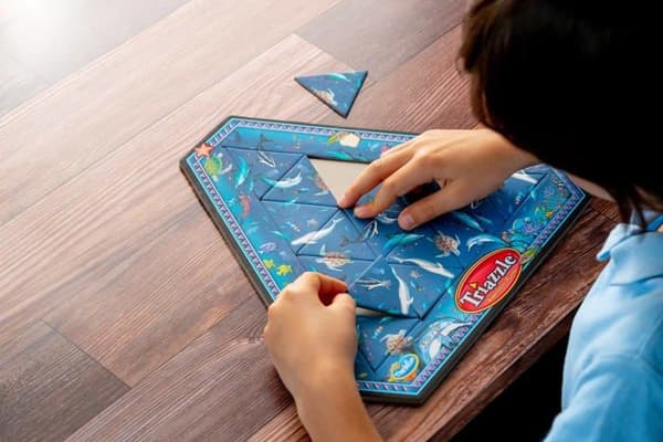 Think Fun Puzzle - 76491 - ThinkFun Triazzle Dolphins, ett logiskt pussel för barn och vuxna från 8 år