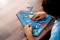 Miniatyrbild 3 av 4: Think Fun Puzzle - 76491 - ThinkFun Triazzle Dolphins, ett logiskt pussel för barn och vuxna från 8 år